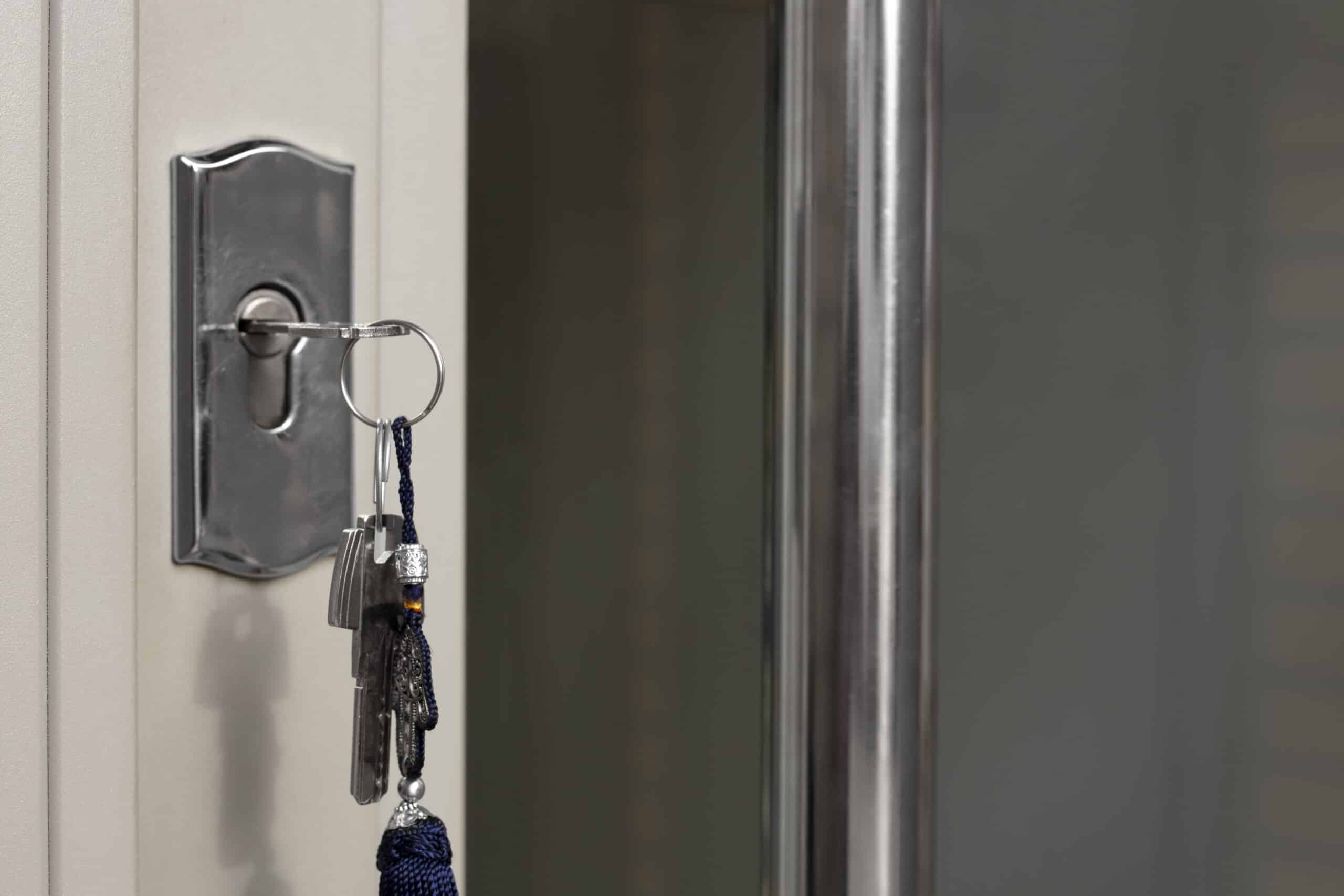 llave-en-la-cerradura-de-la-puerta-vida-muerta